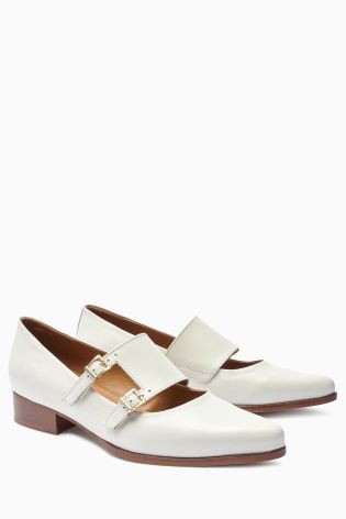 Signature Leather Buckle Detail Shoes